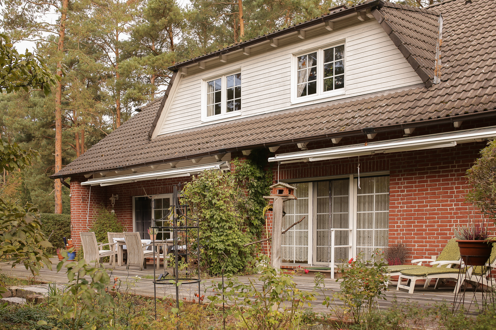 EINFAMILIENHAUS in Borkheide - Großzügig Wohnen mit Einliegerwohnung und großem Garten